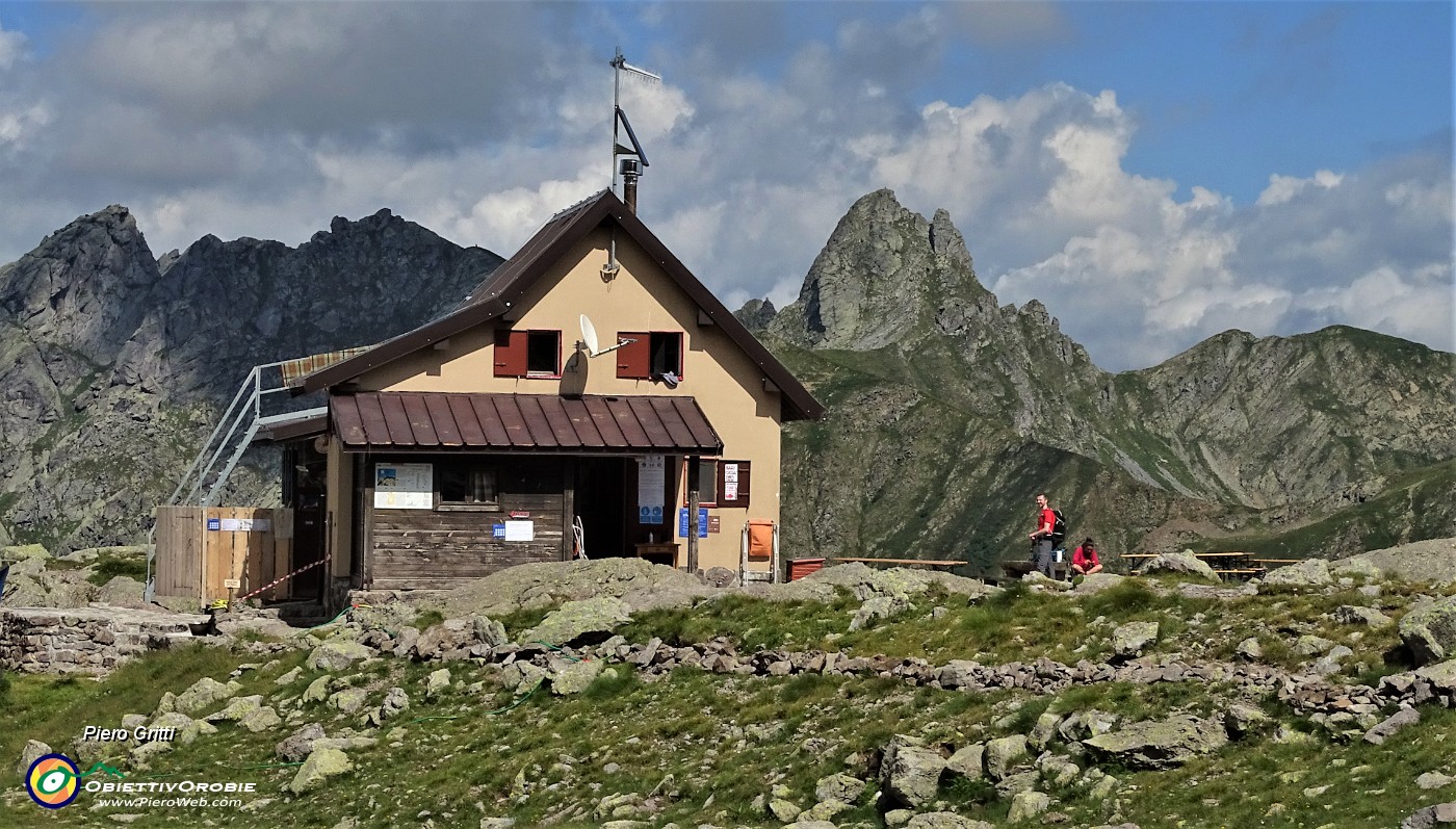72 Bel ritorno all'amato Rif. Benigni (2222 m).JPG